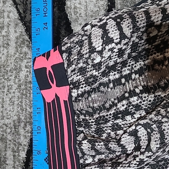 UNDER ARMOUR SNAKESKIN PRINT LOGO SHORTS PRICE FIRM - Picture 6 of 11